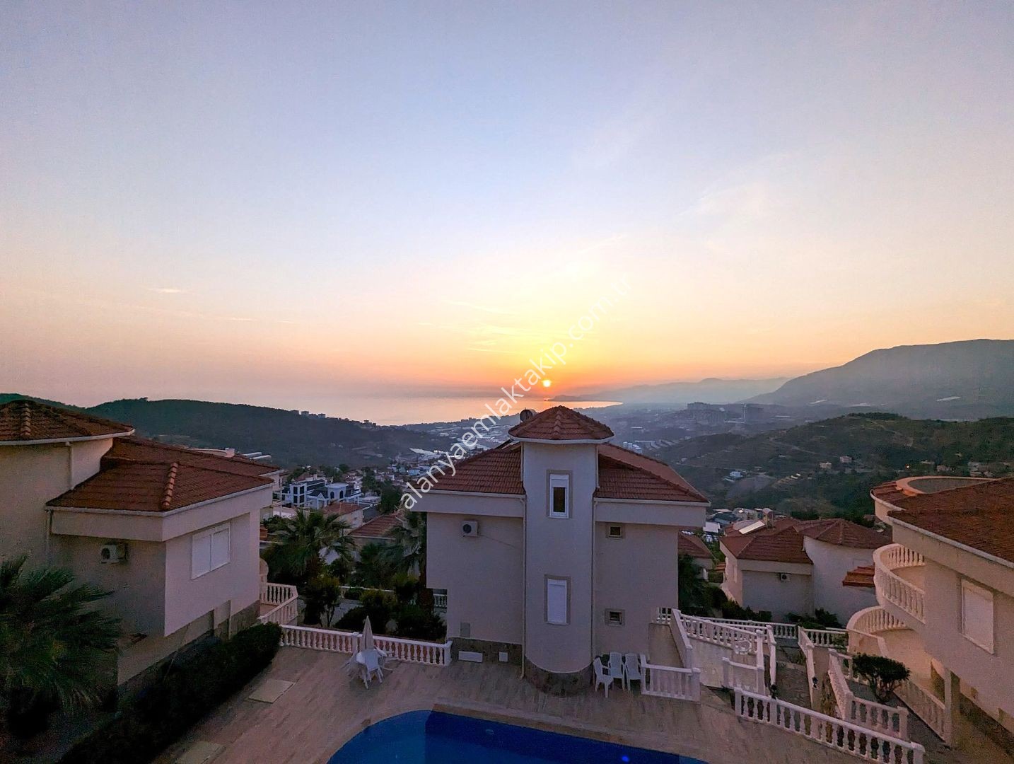 ALANYA KARGICAK’TA SATILIK FIRSAT EŞYALI 3+1 TRİPLEKS VİLLA