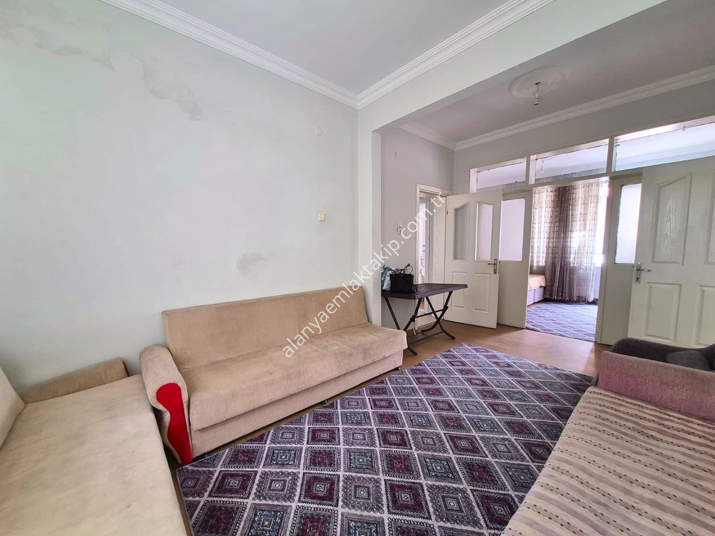 ALANYA MERKEZDE GÜLLERPINARI MAHALLESİNDE ÖĞRENCİ VE BEKARLARA UYGUN KİRALIK 2+1 DAİRE