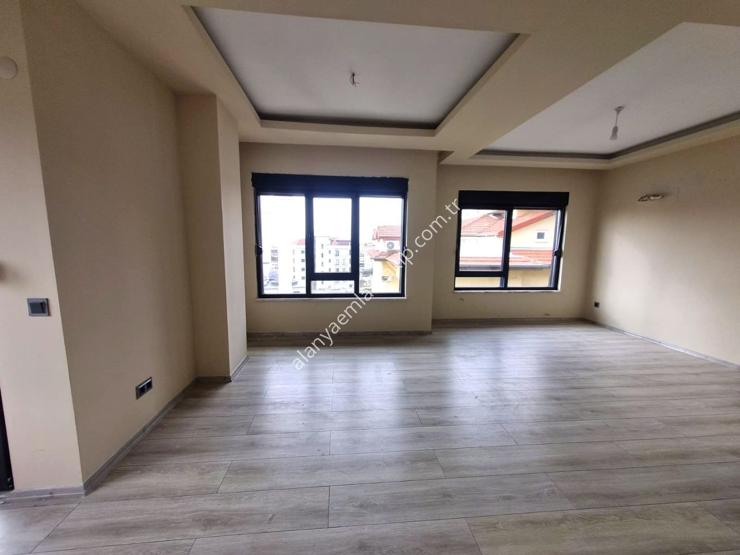 FIĞLA MAHALLESİ’NDE KALE VE DENİZ MANZARALI GENİŞ 4+1 KİRALIK DAİRE