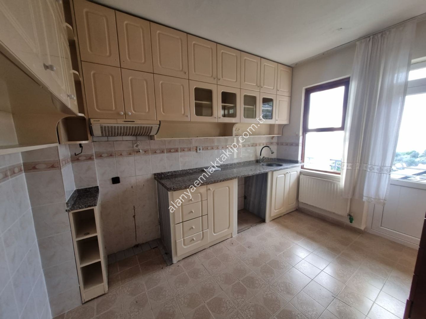 KÜTÜRÜP MEVKİİ’NDE 2+1 AYRI MUTFAK DENİZ MANZARALI KİRALIK DAİRE