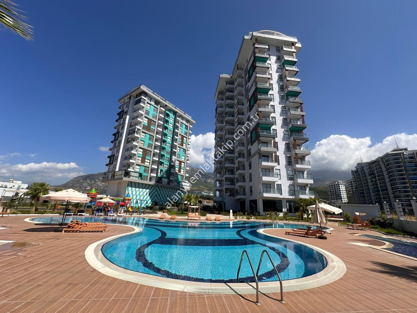 MAHMUTLAR MAHALLESİNDE LÜKS SİTE İÇERİSİNDE KİRALIK 2+1 DAİRE