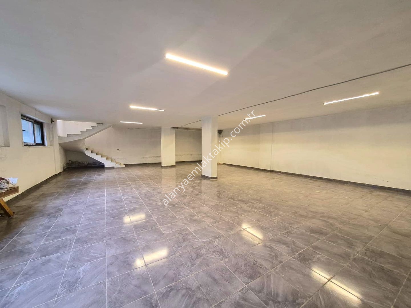 ALANYA OBA MAHALLESİ’NDE SATILIK CADDE ÜZERİ 180 M2 YATIRIMLIK DÜKKAN